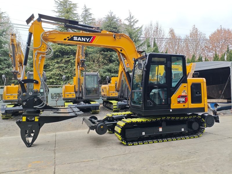 It can move and operate on rails, and can switch between road and rail travel modes.